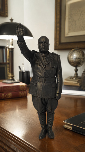 Statuetta raffigurante benito - raffigurante,